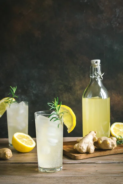 Ginger Ale Zelfgemaakte Citroen Gember Organische Frisdrank Drinken Kopie Ruimte — Stockfoto