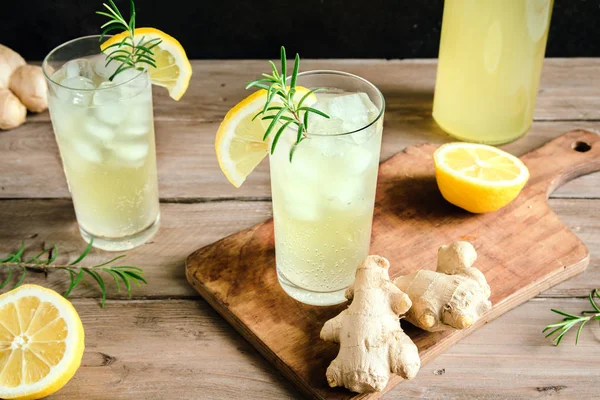 Ale veya Kombucha şişe - ev yapımı limon zencefil ve organik probiyotik içki, kopya alanı zencefil.