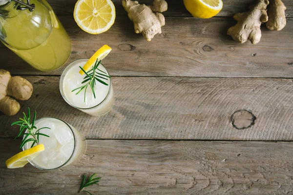 Ale veya Kombucha bardaklarda - ev yapımı limon zencefil ve organik probiyotik içki, kopya alanı zencefil.