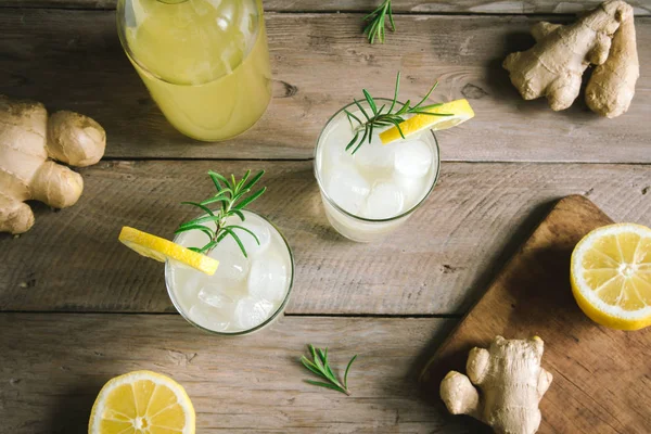 Ginger Ale Kombucha Glazen Zelfgemaakte Citroen Gember Organische Probiotische Drankje — Stockfoto