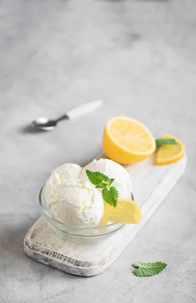 Мороженое Лимоном Миске Домашнее Цитрусовое Лимонное Мороженое Мятой Сером Фоне — стоковое фото