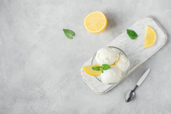 Мороженое Лимоном Миске Домашнее Цитрусовое Лимонное Мороженое Мятой — стоковое фото