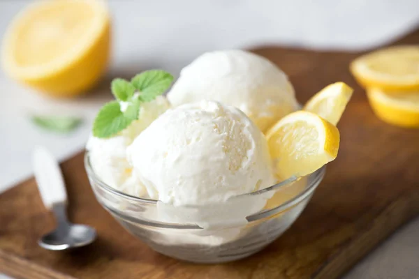ボウルにレモンのアイスクリーム ミントとシトラス レモンの自家製アイスクリームをクローズ アップ — ストック写真