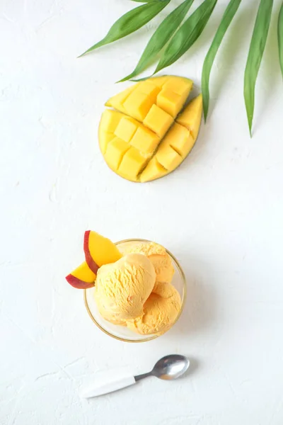 Μάνγκο Παγωτό Σορμπέ Μπολ Σπιτικό Φρούτα Μάνγκο Παγωτό Άσπρο Φόντο — Φωτογραφία Αρχείου