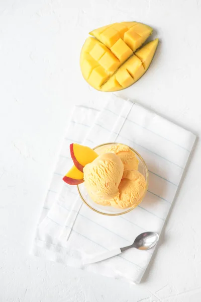 マンゴーのアイスクリームまたはシャーベットのボウル 白い背景に コピー領域の自家製フルーツ マンゴー アイス クリーム — ストック写真