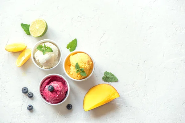 Três Várias Frutas Bagas Sorvetes Fundo Branco Espaço Cópia Iogurte — Fotografia de Stock