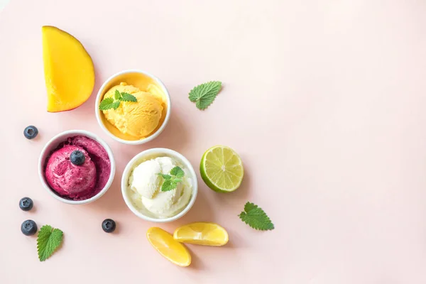 Três Várias Frutas Bagas Sorvetes Fundo Rosa Espaço Cópia Iogurte — Fotografia de Stock