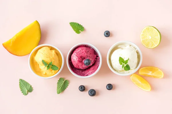 Tre Vari Gelati Frutta Bacche Sfondo Rosa Spazio Copia Yogurt — Foto Stock