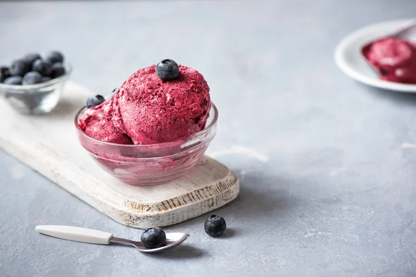 Sağlıklı ev yapımı yaban mersini Organik Yaban mersini ve nane - ile sağlıklı vejetaryen diyet vegan ham meyve organik lezzetli tatlı, süt ücretsiz, ücretsiz gluten tepesinde dondurma (dondurma, nicecream)