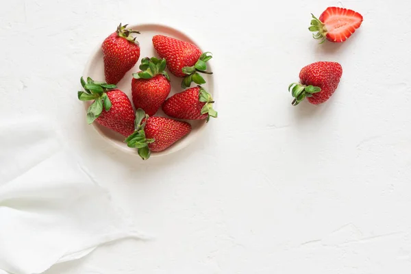 Fresh Organic Strawberries Plate White Concrete Background Copy Space Top — Stock Photo, Image