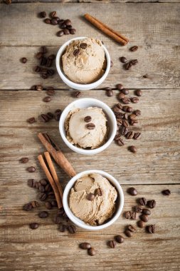 Ahşap arka plan üzerinde kahveli dondurma. Ev yapımı kahve gelato dondurma kahve çekirdekleri - sağlıklı yaz vegan tatlı ile.