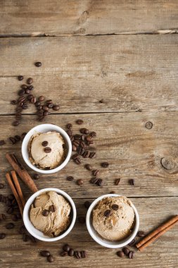Ahşap arka plan üzerinde kahveli dondurma. Ev yapımı kahve gelato dondurma kahve çekirdekleri - sağlıklı yaz vegan tatlı ile.