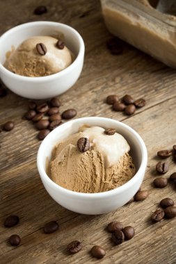 Ahşap arka plan üzerinde kahveli dondurma. Ev yapımı kahve gelato dondurma kahve çekirdekleri - sağlıklı yaz vegan tatlı ile.