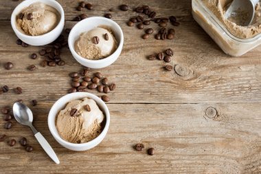 Ahşap arka plan üzerinde kahveli dondurma. Ev yapımı kahve gelato dondurma kahve çekirdekleri - sağlıklı yaz vegan tatlı ile.
