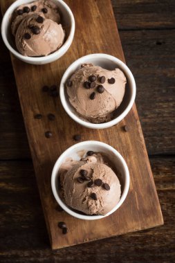 Ahşap zemin, kopya alanı üzerine çikolatalı dondurma. Ev yapımı vegan keto çikolatalı dondurmalı çikolata parçaları - sağlıklı yaz tatlı.