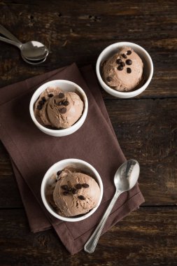 Ahşap zemin, kopya alanı üzerine çikolatalı dondurma. Ev yapımı vegan keto çikolatalı dondurmalı çikolata parçaları - sağlıklı yaz tatlı.