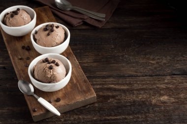 Ahşap zemin, kopya alanı üzerine çikolatalı dondurma. Ev yapımı vegan keto çikolatalı dondurmalı çikolata parçaları - sağlıklı yaz tatlı.