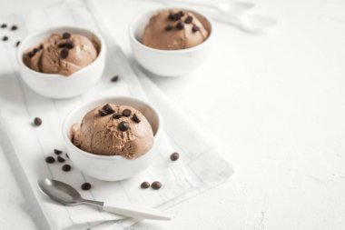 Ahşap zemin üzerine çikolatalı dondurma. Ev yapımı vegan keto çikolatalı dondurmalı çikolata parçaları - sağlıklı yaz tatlı.