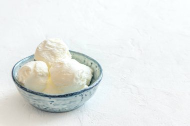 Vanilyalı dondurma mavi seramik kase. Ev yapımı dondurma, kopya alanı.