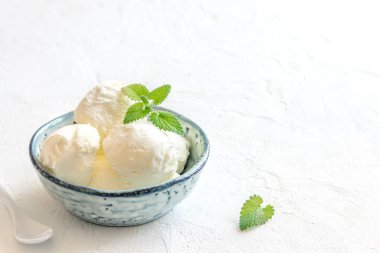 Vanilyalı dondurma ile nane mavi seramik kase. Ev yapımı dondurma, kopya alanı.