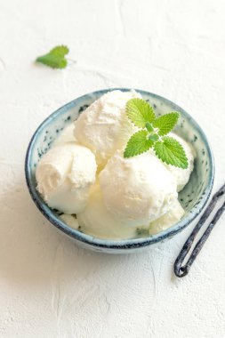 Vanilyalı dondurma ile nane mavi seramik kase. Ev yapımı dondurma, kopya alanı.
