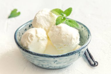 Vanilyalı dondurma ile nane mavi seramik kase. Ev yapımı dondurma, kopya alanı.