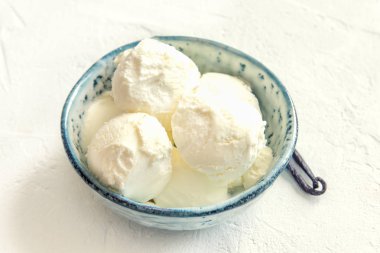 Vanilyalı dondurma mavi seramik kase. Ev yapımı dondurma, kopya alanı.