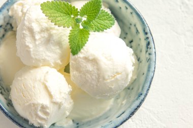 Vanilyalı dondurma ile nane mavi seramik kase. Ev yapımı dondurma, kopya alanı.