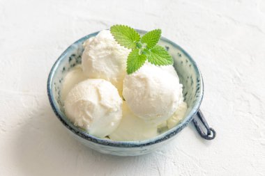 Vanilyalı dondurma ile nane mavi seramik kase. Ev yapımı dondurma, kopya alanı.