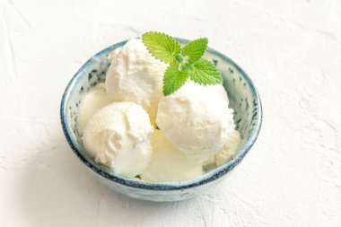 Vanilyalı dondurma ile nane mavi seramik kase. Ev yapımı dondurma, kopya alanı.