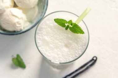 Beyaz arka planda dondurma ve naneli vanilyalı milkshake. Vanilyalı Dondurmalı Milkshake. Naneli ve Vanilyalı Muz Smoothie.