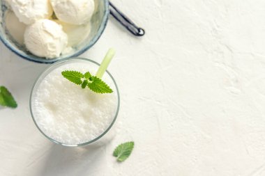 Beyaz arka planda dondurma ve naneli vanilyalı milkshake. Vanilyalı Dondurmalı Milkshake. Naneli ve Vanilyalı Muz Smoothie.