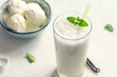 Beyaz arka planda dondurma ve naneli vanilyalı milkshake. Vanilyalı Dondurmalı Milkshake. Naneli ve Vanilyalı Muz Smoothie.