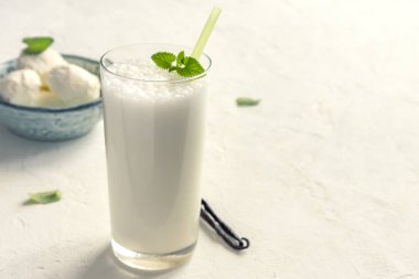 Beyaz arka planda dondurma ve naneli vanilyalı milkshake. Vanilyalı Dondurmalı Milkshake. Naneli ve Vanilyalı Muz Smoothie.