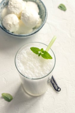 Beyaz arka planda dondurma ve naneli vanilyalı milkshake. Vanilyalı Dondurmalı Milkshake. Naneli ve Vanilyalı Muz Smoothie.