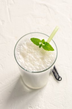 Beyaz zemin üzerine nane ile vanilya Shake. Vanilyalı dondurma milkshake. Nane ve vanilya ile muz Smoothie.