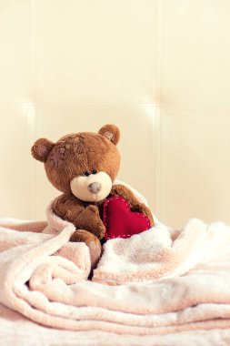 Kırmızı kalpli oyuncak ayı kopyalama alanı, retro vintage renk tonu - Sevgililer günü, aşk, şefkat kavramı