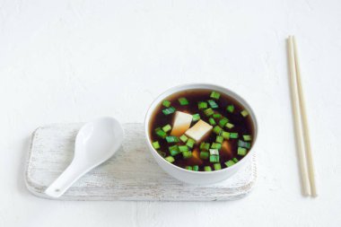 Beyaz arka plan, kopya alanı üzerinde seramik kase Japon miso çorbası. Asya miso çorbası ile tofu.