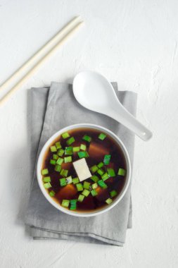 Beyaz arka plan, kopya alanı üzerinde seramik kase Japon miso çorbası. Asya miso çorbası ile tofu.