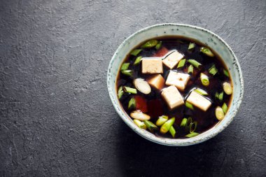 Japon miso çorbası kopya alanı siyah taş masada seramik kase. Asya miso çorbası ile tofu.