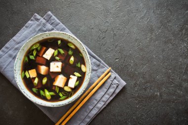 Japon miso çorbası kopya alanı siyah taş masada seramik kase. Asya miso çorbası ile tofu.