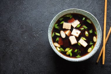 Japon miso çorbası kopya alanı siyah taş masada seramik kase. Asya miso çorbası ile tofu.