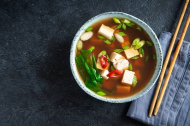 Japon miso çorbası kopya alanı siyah taş masada seramik kase. Asya miso çorbası ile tofu.