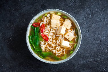 Japon eriştesi çorbası ve kara taş kaplama tofu. Erişteli Miso çorbası ve seramik kasede tofu, Asya geleneksel yemekleri..