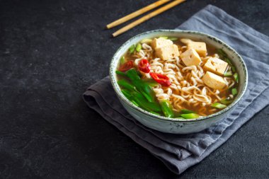 Japon eriştesi çorbası ve kara taş kaplama tofu. Erişteli Miso çorbası ve seramik kasede tofu, Asya geleneksel yemekleri..