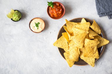 Cips cips ve çeşitli DIP soslar. Tortilla Mısır cips cips salsa, eritilmiş peynir ve Guakamole, Meksika aperatifler.