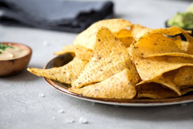 Cips cips ve çeşitli DIP soslar. Tortilla Mısır cips cips salsa, eritilmiş peynir ve Guakamole, Meksika aperatifler.