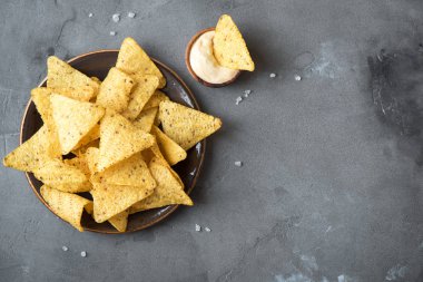 Cips cips ve peynir sos daldırma. Tortilla Mısır cips cips eritilmiş peynir, Meksika aperatifler.