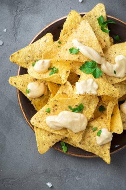 Cips cips ve peynir sos daldırma. Tortilla Mısır cips cips eritilmiş peynir, Meksika aperatifler.