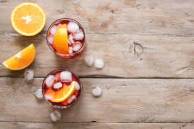 Portakal ve buz ile Negroni kokteyl. Ev yapımı klasik Negroni kokteyl ve malzemelerin üzerine ahşap masa, kopya alanı.